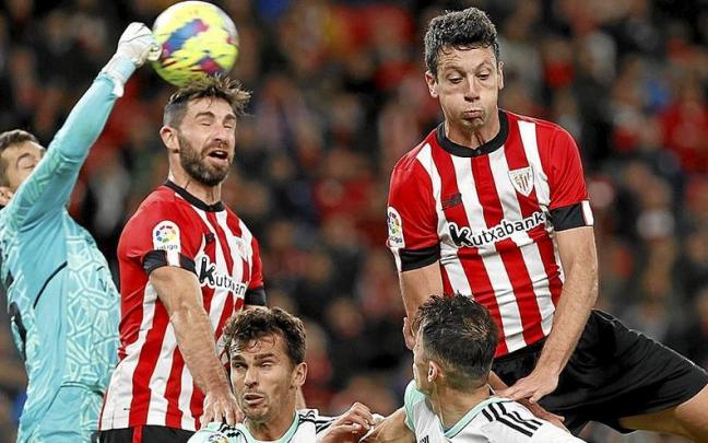 Aitor Etxeberria despeja un bal&oacute;n con el pu&ntilde;o, ante varios jugadores, en una acci&oacute;n a bal&oacute;n parado del partido de anoche. | FOTO: EFE
