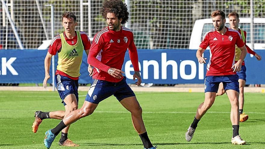 Aridane, escoltado por Budimir y Moncayola durante el entrenamiento de ayer en Tajonar.