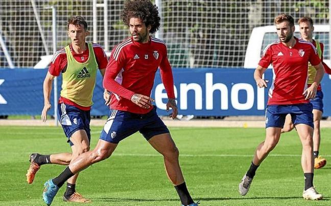 Aridane, escoltado por Budimir y Moncayola durante el entrenamiento de ayer en Tajonar.