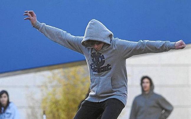 Un joven practica &lsquo;skate&rsquo; en una edici&oacute;n anterior de Gauekoak. | FOTO: J.M.