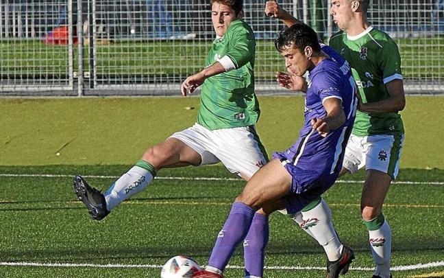 Jaime Dios centra ante la presencia de dos rivales del San Juan.