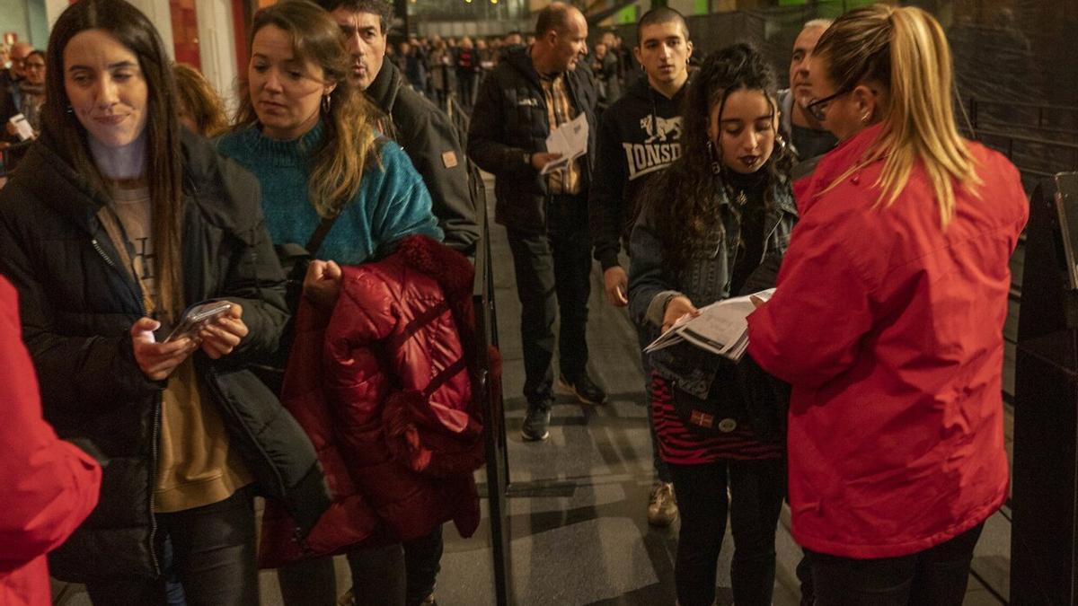 Entrada de asistentes al concierto de Hertzainak en el BEC esta noche.