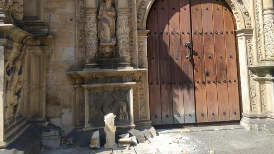 La pieza desprendida hecha añicos a la entrada del edificio