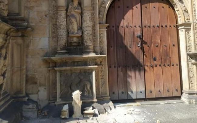 La pieza desprendida hecha añicos a la entrada del edificio La pieza desprendida hecha añicos a la entrada del edificio