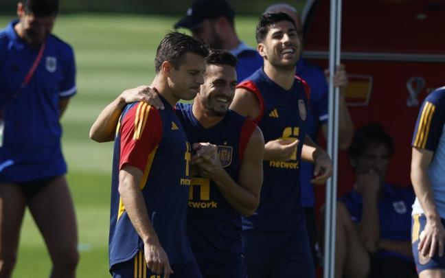 César Azpilicueta, Koke Resurrección y Marco Asensio, en el entrenamiento de la selección española de este martes.