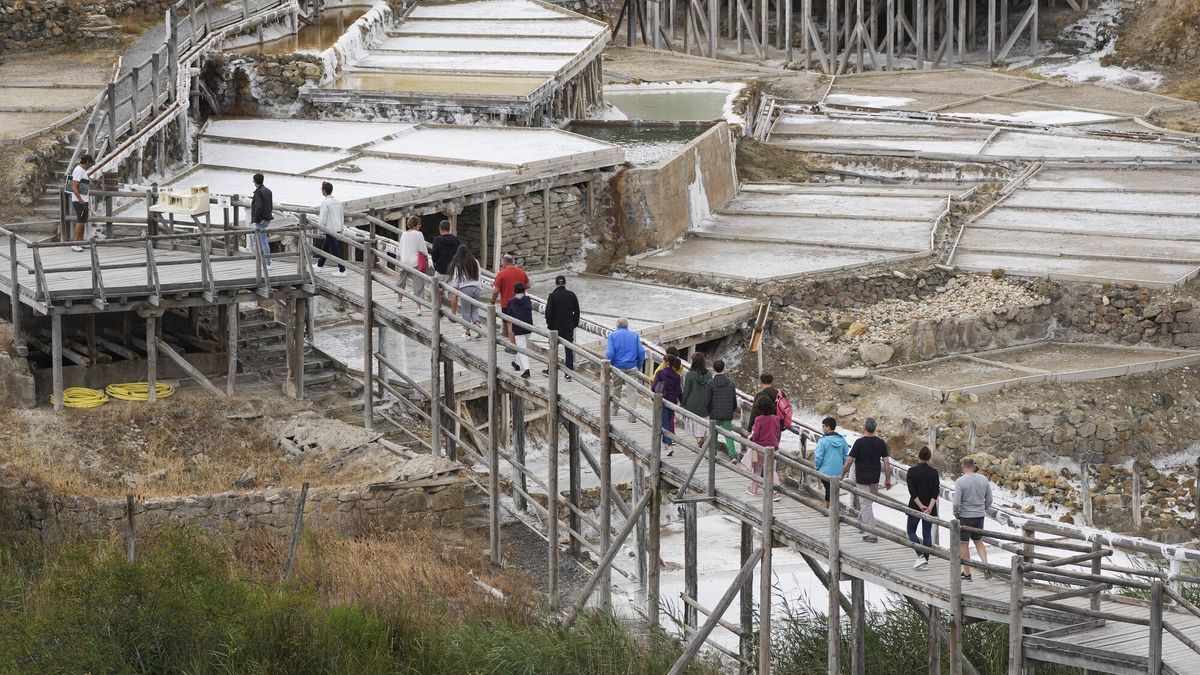 Un grupo de turistas en el Valle Salado. Foto: Jorge Muñoz