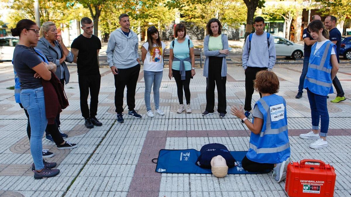 Un grupo de personas aprende cómo se debe de hacer una reanimación cardiopulmonar.