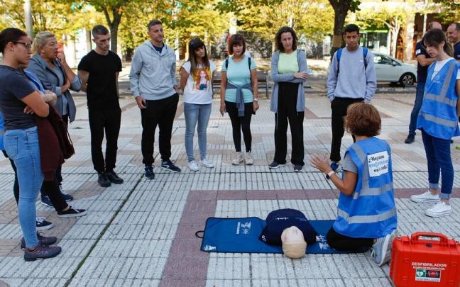 Un grupo de personas aprende cómo se debe de hacer una reanimación cardiopulmonar. Un grupo de personas aprende cómo se debe de hacer una reanimación cardiopulmonar.