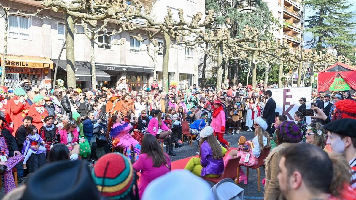 El paseo San Francisco de Tolosa lleno de gente el Domingo de Carnaval