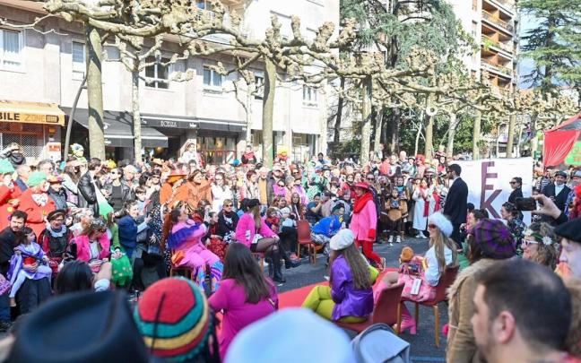 El paseo San Francisco de Tolosa lleno de gente el Domingo de Carnaval