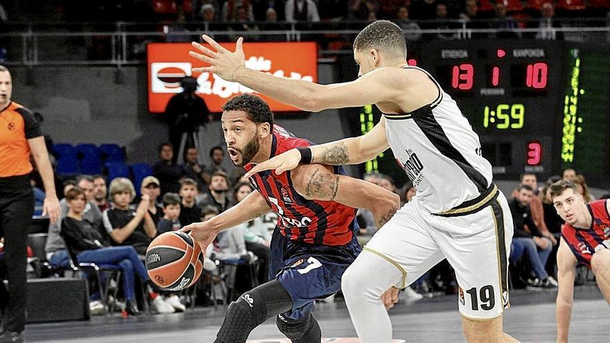 Henry, en la imagen defendido por Lundberg, se fue hasta las 13 asistencias.