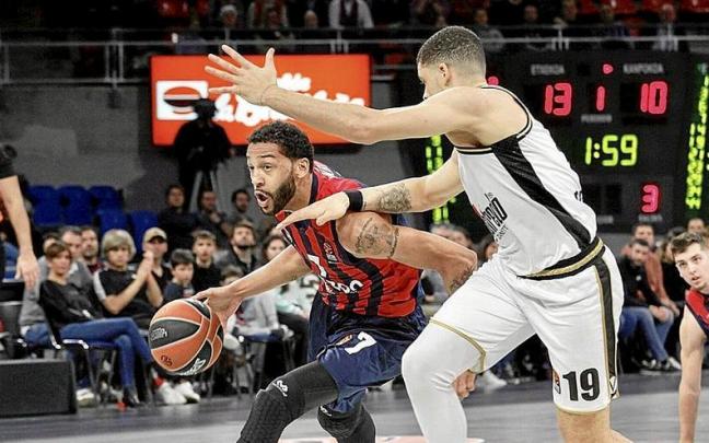 Henry, en la imagen defendido por Lundberg, se fue hasta las 13 asistencias.