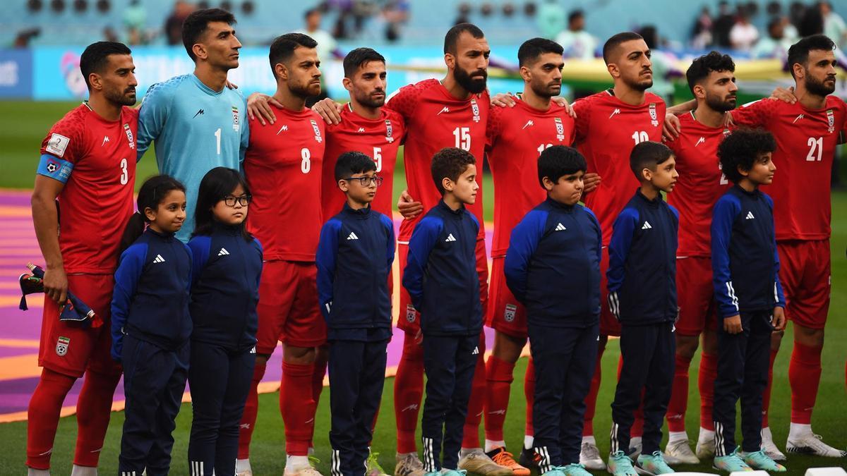 Los jugadores de Irán escuchando su himno sin cantar.