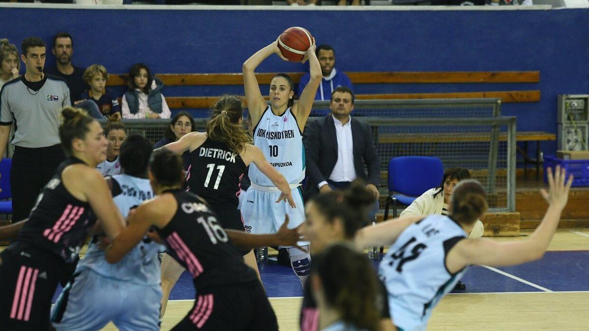 Yurena Díaz intenta sacar de banda, delante del banquillo del IDK, en el partido de ayer en el Gasca.