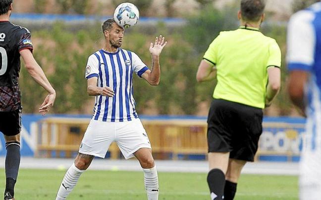 Lejeune despeja de cabeza un env&iacute;o durante el amistoso ante el Besiktas.