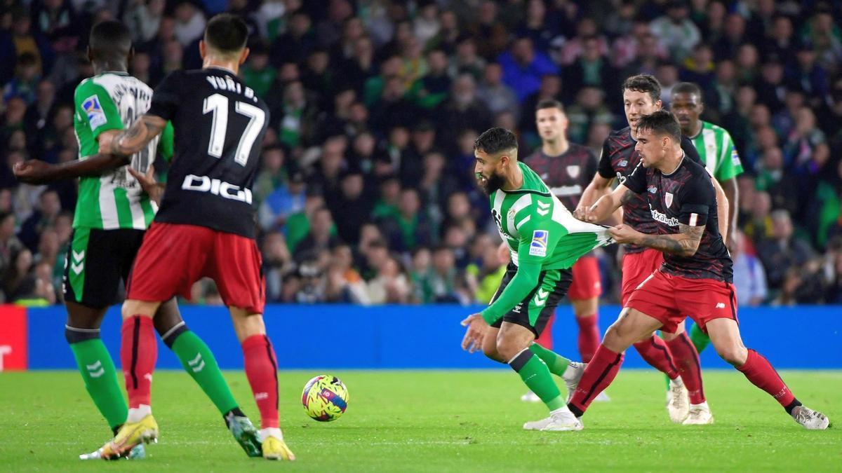 Dani García frena a Fekir agarrándole de la camiseta en un lance del encuentro disputado ayer en el Villamarín entre el Betis y el Athletic.