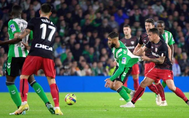 Dani García frena a Fekir agarrándole de la camiseta en un lance del encuentro disputado ayer en el Villamarín entre el Betis y el Athletic. Dani García frena a Fekir agarrándole de la camiseta en un lance del encuentro disputado ayer en el Villamarín entre el Betis y el Athletic.