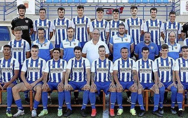 La plantilla del Izarra posa en el césped de Merkatondoa.