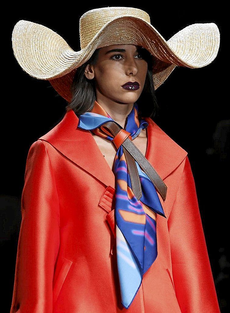 Uno de los diseños de Ulises Mérida, cuya colección resultó premiada, y en la que destacaron espectaculares sombreros.