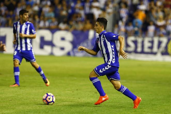 Manu García conduce un balón durante su primera etapa como albiazul.