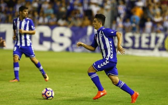 Manu García conduce un balón durante su primera etapa como albiazul. Manu García conduce un balón durante su primera etapa como albiazul.