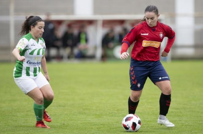 Sara Carrillo conduce el balón en un partido con Osasuna.