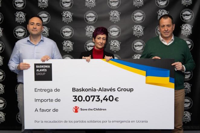 Acto de entrega del cheque a 'Save The Children' con Haritz Querejeta, Charo Arranz y Luis Querejeta.