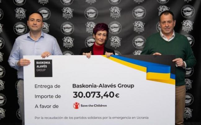 Acto de entrega del cheque a 'Save The Children' con Haritz Querejeta, Charo Arranz y Luis Querejeta.