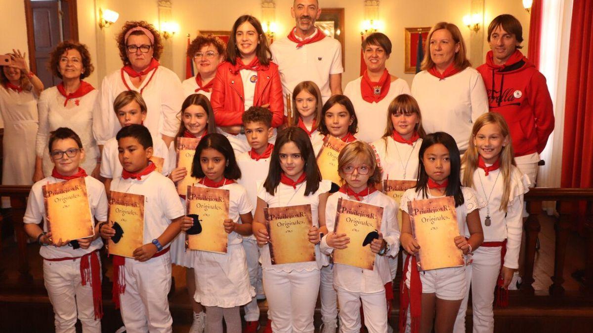 Miembros de la Corporación infantil posan junto al alcalde y los concejales.