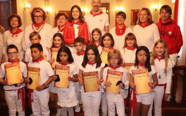 Miembros de la Corporación infantil posan junto al alcalde y los concejales. Miembros de la Corporación infantil posan junto al alcalde y los concejales.