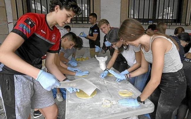 Algunos se estrenaron ayer con el talo abriendo su experiencia vital gastronómica. | FOTO: J. M. MARTÍNEZ Algunos se estrenaron ayer con el talo abriendo su experiencia vital gastronómica. | FOTO: J. M. MARTÍNEZ