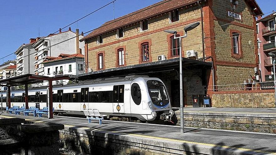 Un tren realiza una parada en la estación de Deba. | FOTO: J.LEON