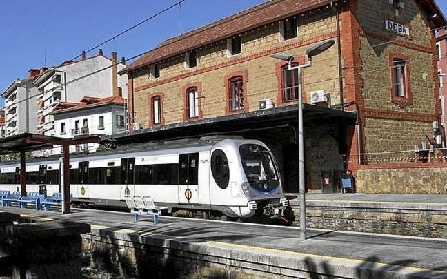 Un tren realiza una parada en la estaci&oacute;n de Deba. | FOTO: J.LEON