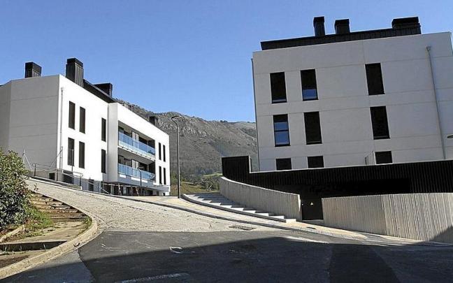 Vista de los dos edificios que albergan las 30 Viviendas de Protección Oficial de Floreaga. Vista de los dos edificios que albergan las 30 Viviendas de Protección Oficial de Floreaga.