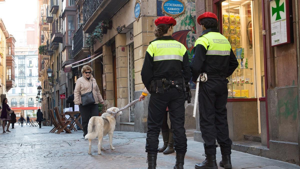 Dos policías municipales en el Casco Viejo