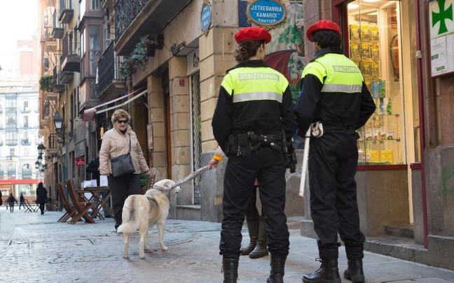 Dos policías municipales en el Casco Viejo Dos policías municipales en el Casco Viejo