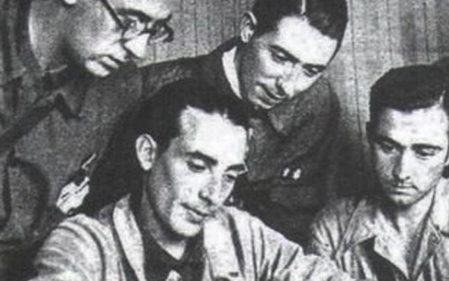 Xabier muestra un boceto con el uniforme de los milicianos. Con gafas el iruindarra Vicente Lizarraga. Cuartel General de Milicias Antifascistas Vascas, Hogar Vasco, Madrid, octubre, 1936.