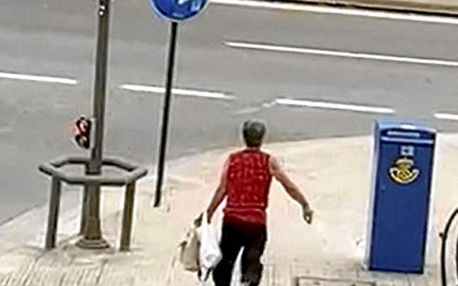 Imagen del presunto autor de los hechos huyendo. | FOTO: DEIA