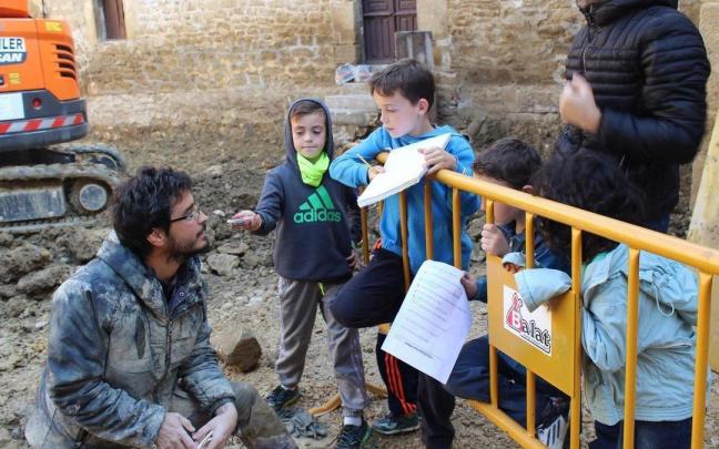 Imagen de archivo del arqueólogo Carlos Zuza con alumnos del colegio público de Ujué