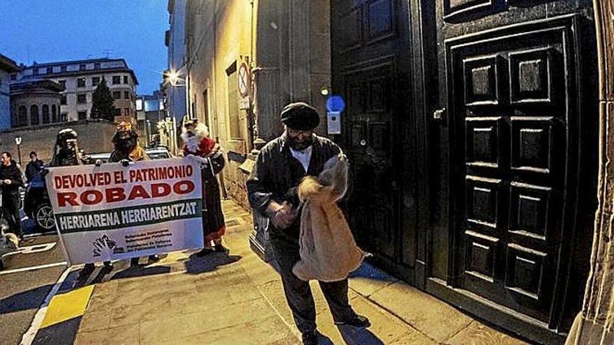 Carbón en la puerta del edificio arzobispal.