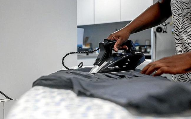 Una empleada de hogar plancha una camiseta. | FOTO: E.P. Una empleada de hogar plancha una camiseta. | FOTO: E.P.