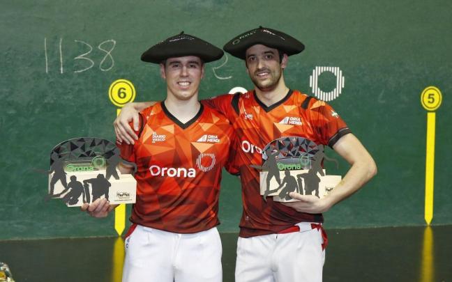Iban Larrañaga y Beñat Segurola, el MVP de la final, posan con las txapelas del Parejas de remonte.