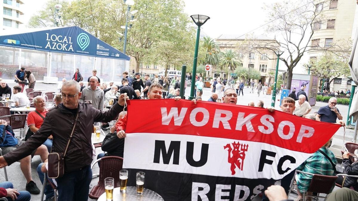 Aficionados del Manchester United disfrutan de Donostia