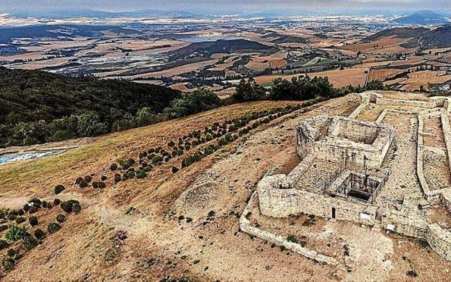 Vista a&eacute;rea del castillo de Irulegi que, junto al yacimiento, conforma un llamativo reclamo para turistas y visitantes.