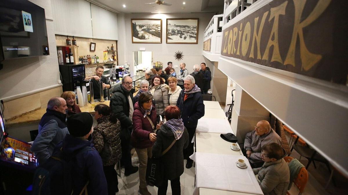 Un sonriente Nykola tira sus primeras cañas como responsable del bar Arga.