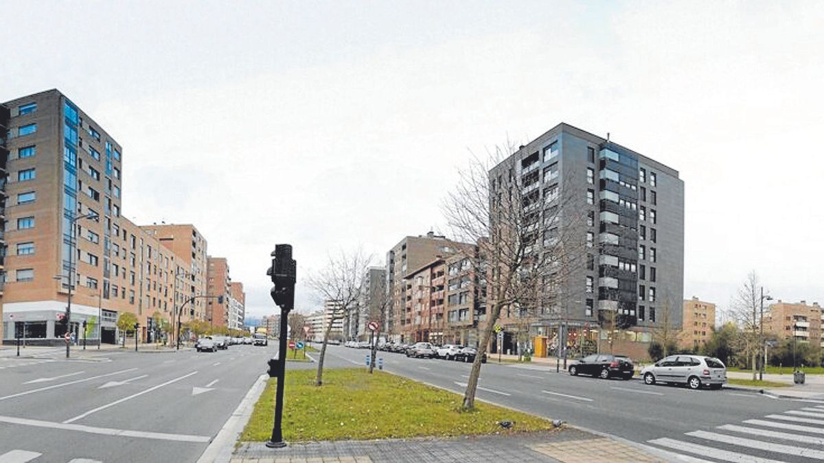 Panorámica de la avenida de Zabalgana. Debajo, panorámica de Abetxuko; a la derecha debajo, plaza de Los Fueros. | FOTOS: JOSU CHAVARRI