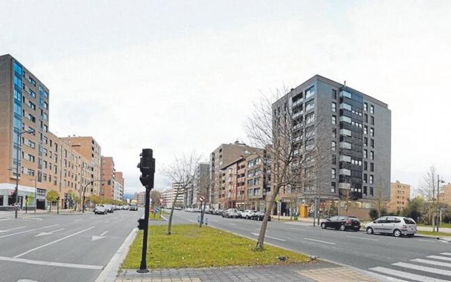 Panorámica de la avenida de Zabalgana. Debajo, panorámica de Abetxuko; a la derecha debajo, plaza de Los Fueros. | FOTOS: JOSU CHAVARRI Panorámica de la avenida de Zabalgana. Debajo, panorámica de Abetxuko; a la derecha debajo, plaza de Los Fueros. | FOTOS: JOSU CHAVARRI