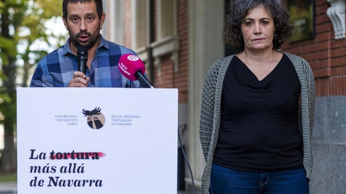 Jorge Txokarro y Ainara Gorostiaga, en un momento de la presentación de la conferencia "La tortura más allá de Navarra", que se celebrará el 17 de noviembre en el Colegio de Médicos de Pamplona