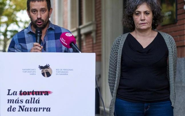 Jorge Txokarro y Ainara Gorostiaga, en un momento de la presentación de la conferencia "La tortura más allá de Navarra", que se celebrará el 17 de noviembre en el Colegio de Médicos de Pamplona