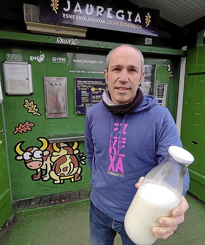 Aitor Azkarate, con la leche de la máquina expendedora de Elizondo.